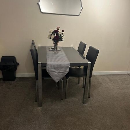 Stylish 2 Bedroom Apartment-Short Term Lets & Serviced Accomodation Редінг Екстер'єр фото